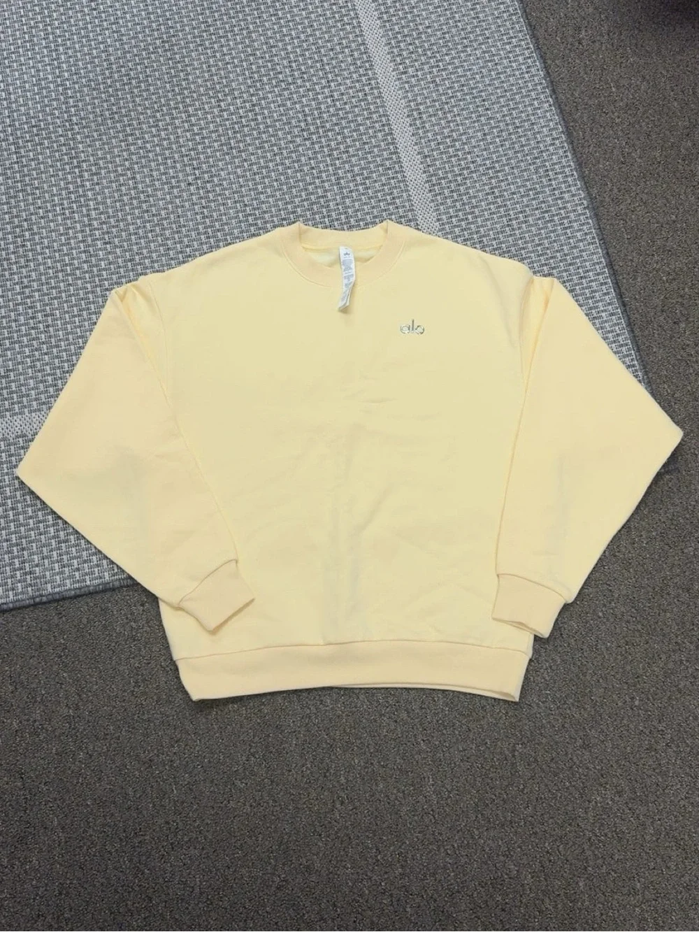 Alo Yoga Accolade Crew Neck Pullover in Candle Light Yellow